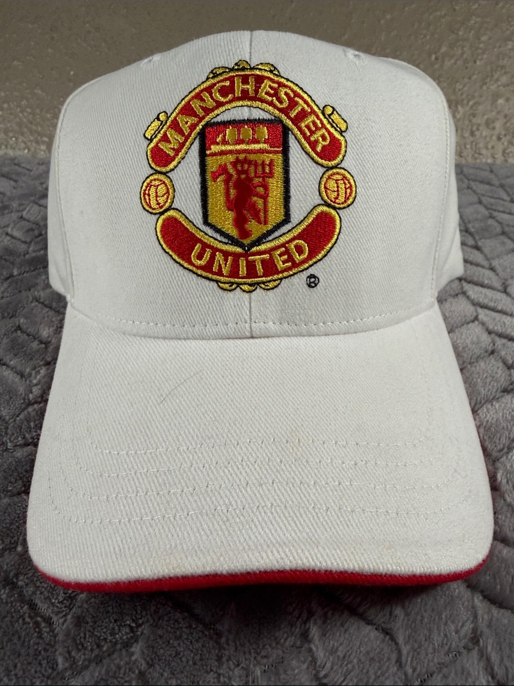 NWOT Manchester United White Baseball Cap with Red/Gold Crest & adjustable back